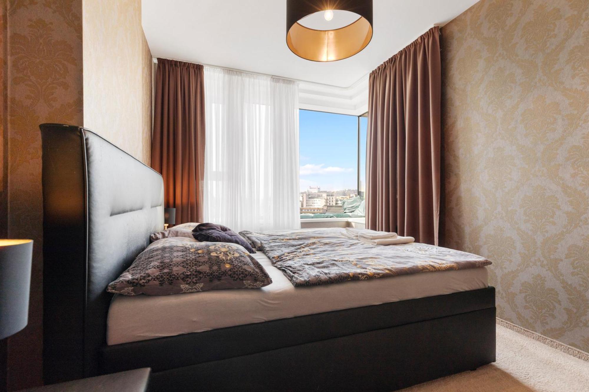 Panorama In Downtown Area With Free Parking And Castle View * Pressburg