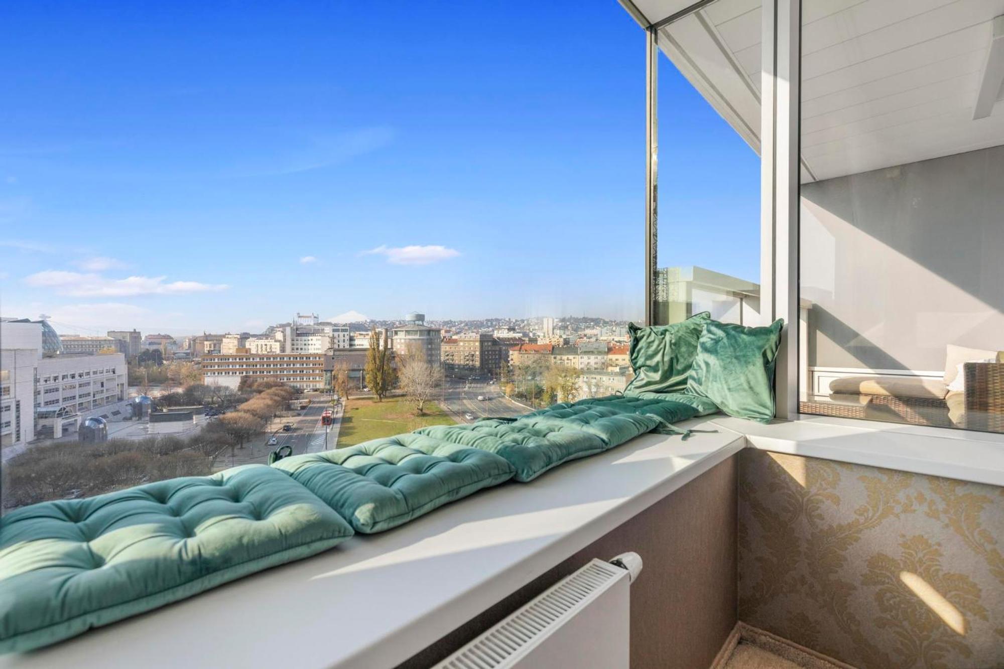 Panorama In Downtown Area With Free Parking And Castle View Apartmán